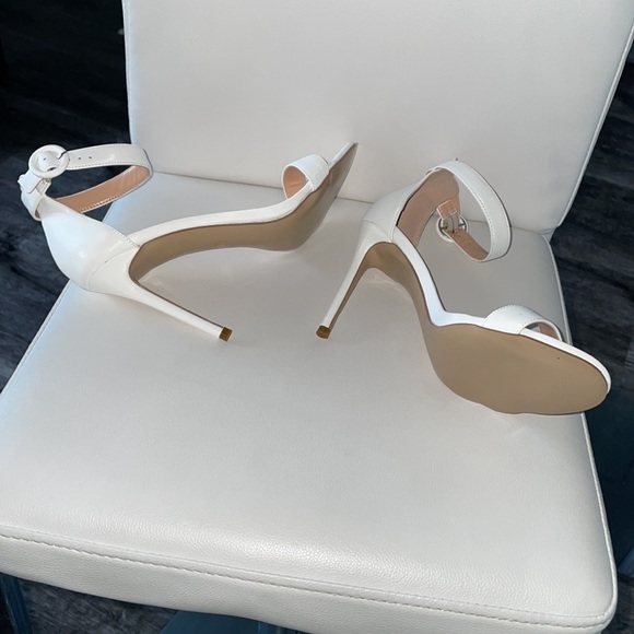 Classy white shoes - Picture 4 of 6